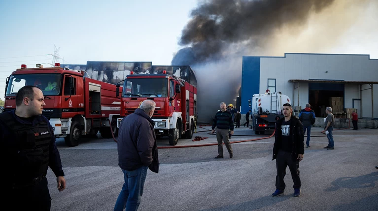 Μεγάλη φωτιά σε εργοστάσιο ανακύκλωσης μπαταριών στην Πάτρα