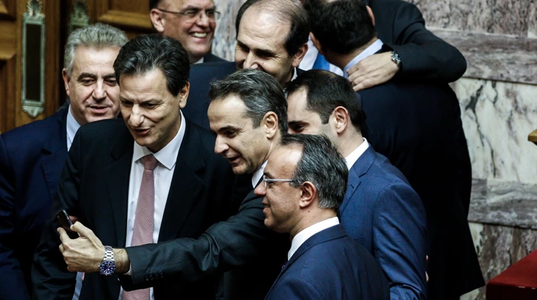 Οι σέλφις Μητσοτάκη & υπουργών μετά το ΝΑΙ στον προυπολογισμό