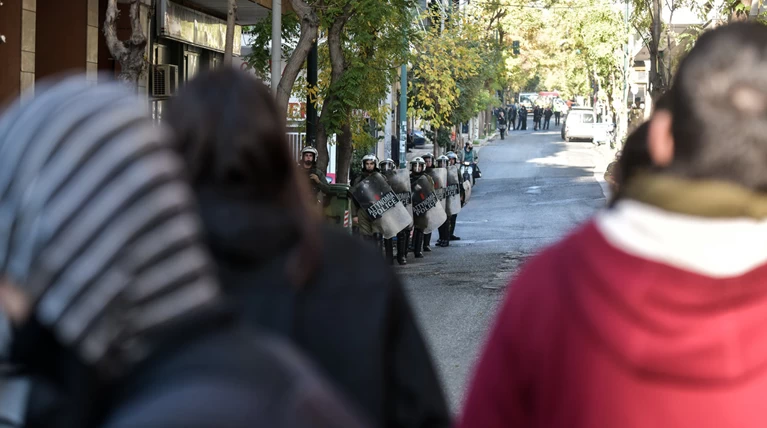 Κουκάκι: Με μώλωπες και εκδορές ο σκηνοθέτης Ινδαρές και οι 2 του γιοί