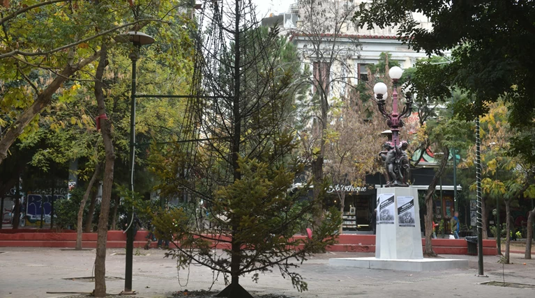 Αυτό απέμεινε από το Χριστουγεννιάτικο δέντρο στα Εξάρχεια- Ενα κουφάρι...