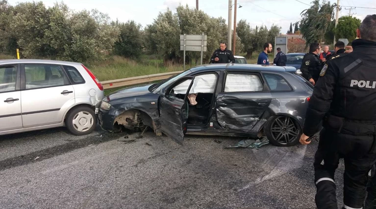 Τρελή καταδίωξη στο Κορωπί κατέληξε σε καραμπόλα & συλλήψεις