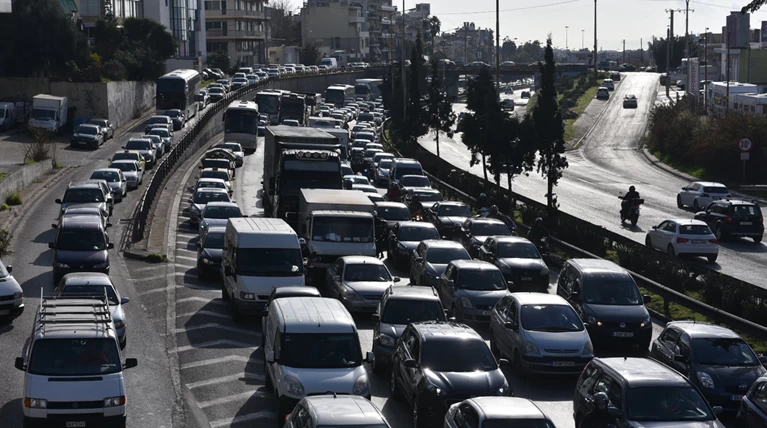 Κυκλοφοριακό χάος στον Κηφισό μετά από σύγκρουση φορτηγών