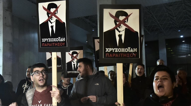 Τα πλακάτ του ΣΥΡΙΖΑ για την παραίτηση Χρυσοχοΐδη