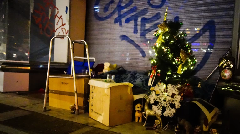 Συγκινητικό: Αστεγος στόλισε δέντρο στο σημείο που κοιμάται
