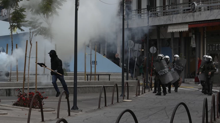 Αντιεξουσιαστής καταδιώκει και χτυπάει ηλικιωμένο πρίν φθάσουν τα ΜΑΤ