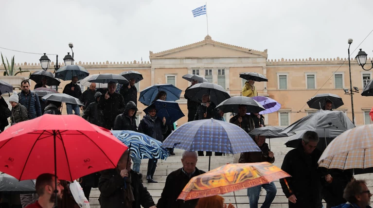 Kαιρός: Παραμονή Χριστουγέννων με καταιγίδες, μποφόρ & χιόνια