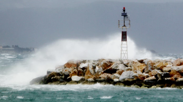 SOS για ακυβέρνητο ιστιοφόρο με 4 επιβαίνοντες στον Σαρωνικό