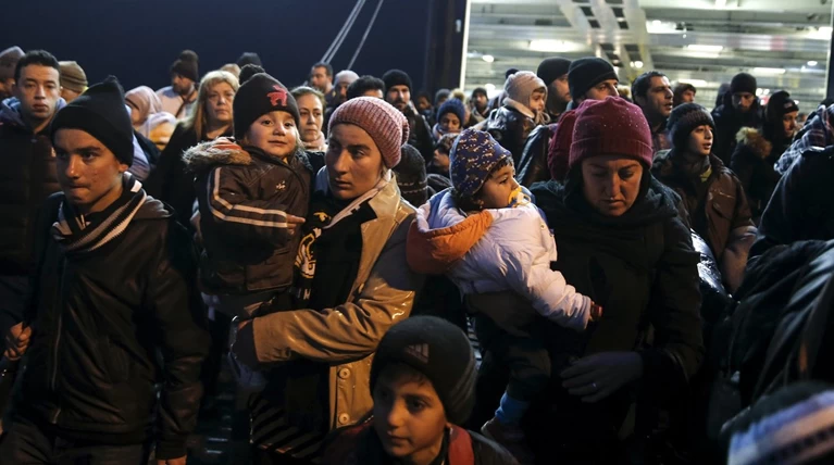 Μετακίνησαν άλλους 668 μετανάστες από τη Μυτιλήνη στην Αττική