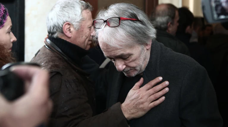 Θάνος Μικρούτσικος:Ράκος ο Ανδρέας Μικρούτσικος στην κηδεία του αδελφού του
