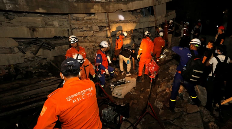 Kατάρρευση κτιρίου στην Καμπότζη - 10 νεκροί και 23 τραυματίες