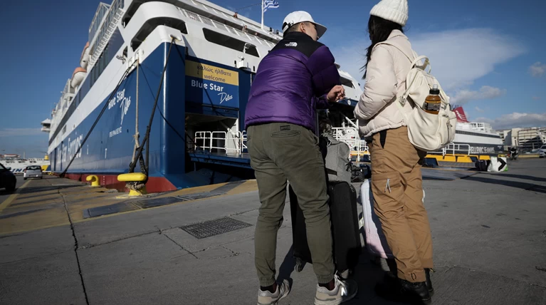 Ο «Ηφαιστίωνας» δένει στους κάβους τα πλοία