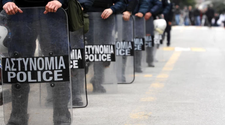 Επίθεση σε αστυνομικούς με πέτρες & μπουκάλια έξω από την ΑΣΟΕΕ