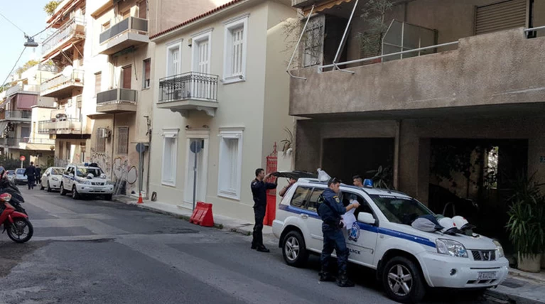 Έσπασαν το ΙΧ του γιου του Αλέκου Φλαμπουράρη στα Εξάρχεια