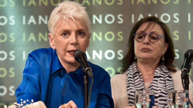Η Ελενα Ακρίτα θυμωμένη “καρφώνει” την καμπάνια για τις αμβλώσεις