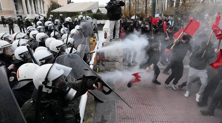 Χημικά και επεισόδια στην Αθήνα - Κυκλοφοριακό χάος από πορεία | Ελλάδα Ειδήσεις