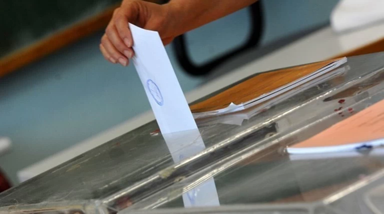 Δημοσκόπηση: 12,5 μονάδες η διαφορά της ΝΔ από τον ΣΥΡΙΖΑ