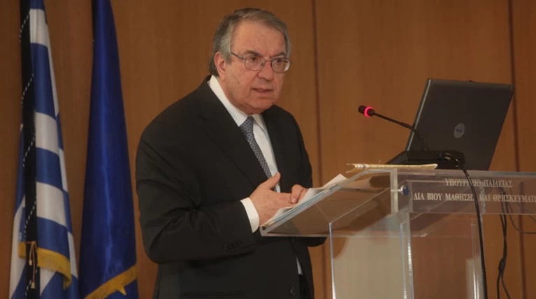 Ο Μπαμπινιώτης λύνει την απορία: ΚορωνΑϊός ή κορωνΟϊός;