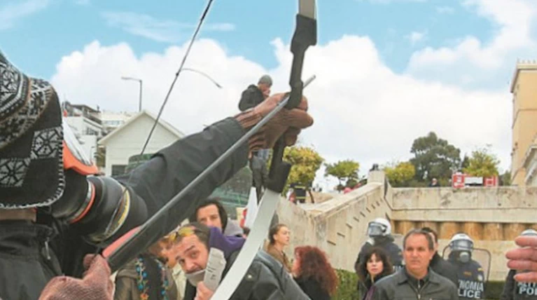 Ποιος είναι ο «τοξοβόλος» του Συντάγματος και η συνεργός της Ρούπα