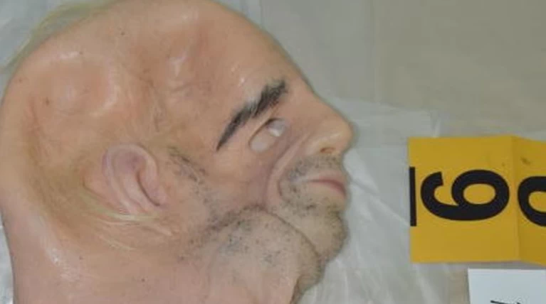Η τρομακτική μάσκα σιλικόνης που φορούσε ο τοξοβόλος στις ληστείες