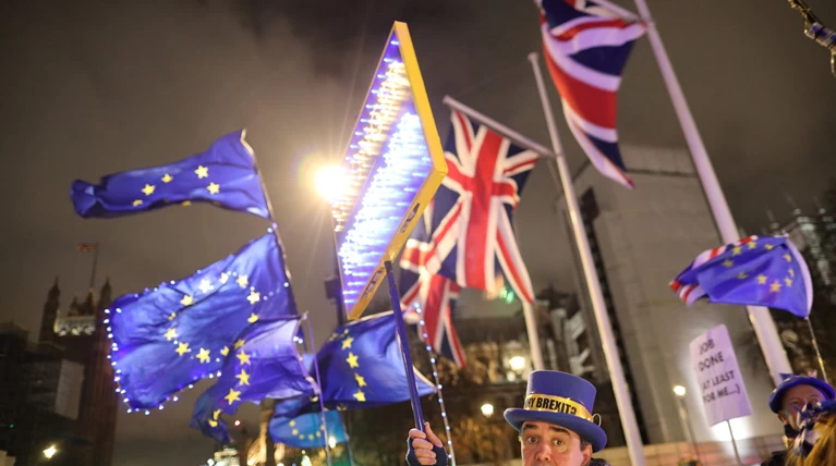 Brexit: Ομιλία Τζόνσον, αντίστροφή μέτρηση και σόου με λέιζερ
