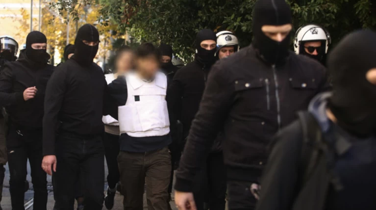 Ο τοξοβόλος στην Ευελπίδων- Τον “αποθέωσαν” οι αντεξουσιαστές