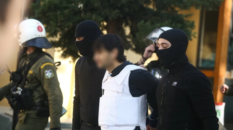 Προφυλακιστέος ο "τοξοβόλος του Συντάγματος" και οι 2 γυναίκες