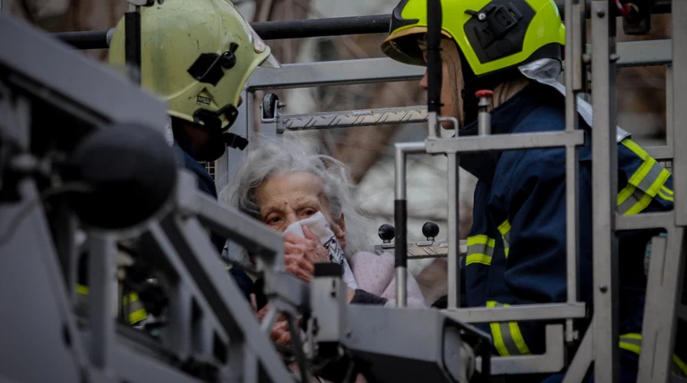 Π. Φάληρο: Μεγάλη φωτιά σε διαμέρισμα, απεγκλώβισαν δύο γυναίκες
