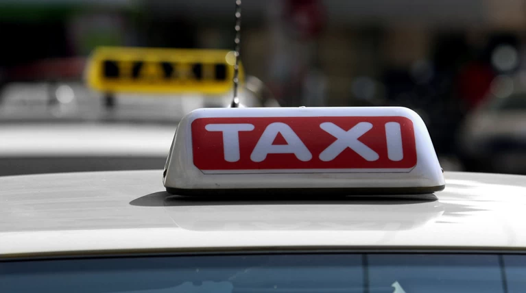 Απίστευτο: Οδηγός ταξί απείλησε να πατήσει υπάλληλο καθαριότητας