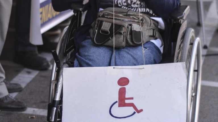 Τροχαία: Δεκάδες κλήσεις σε Αθήνα - Πειραιά για στάθμευση σε ράμπες ΑΜΕΑ