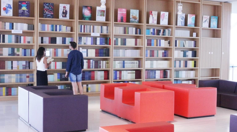 Διαβάστε στο Φάρο, σε ένα από τα ωραιότερα μέρη της πόλης
