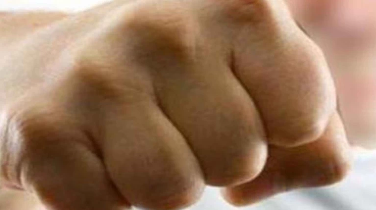 Σοκ: Νταήδες με γροθιές και κλωτσιές έδερναν όλη νύχτα στο Ηράκλειο