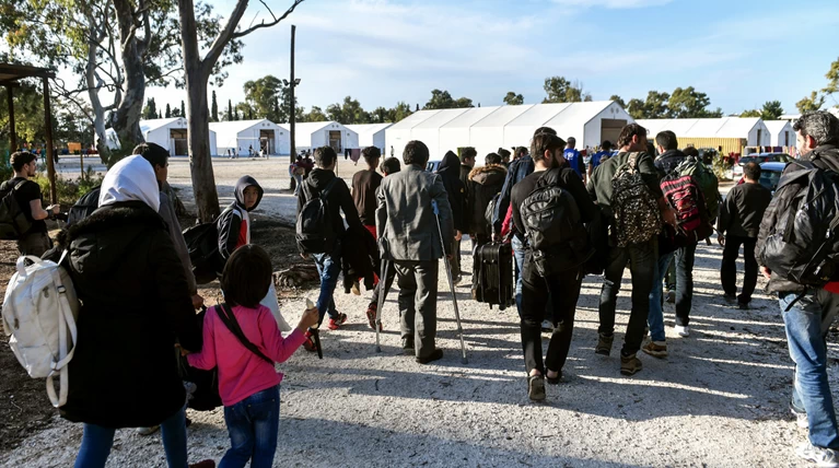 Προσφυγικό: Η κυβέρνηση επιτάσσει χώρους στα νησιά για τις κλειστές δομές