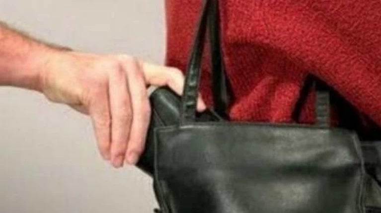 Γυναίκα καλούσε μάταια σε βοήθεια για να σταματήσει πορτοφολά