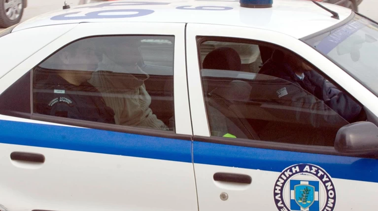 Πιτσιρικάδες έκλεβαν αυτοκίνητα και άνοιγαν καταστήματα