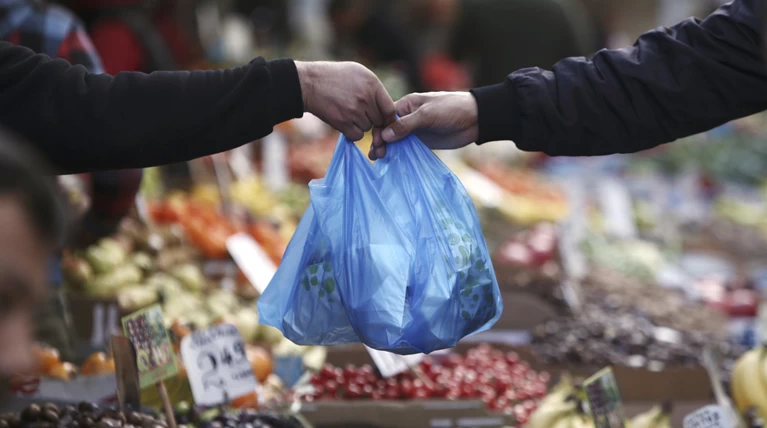 Εντυπωσιακή μείωση 98% στη χρήση της πλαστικής σακούλας