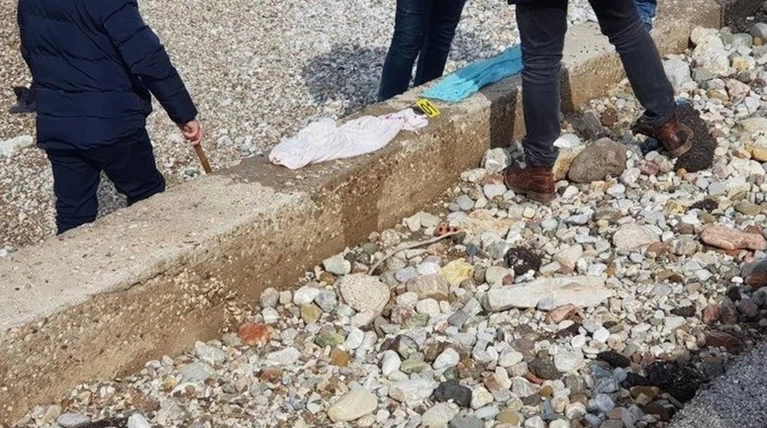 Θρίλερ με το νεκρό μωρό στην Πάτρα: Βρέθηκαν ρούχα στη θάλασσα