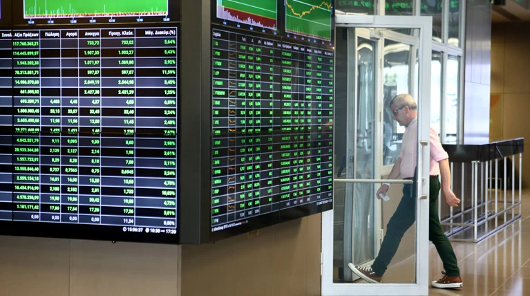 Reuters: Νέο ιστορικό χαμηλό για το ελληνικό 10ετές ομόλογο- Επιτόκιο 0,92%