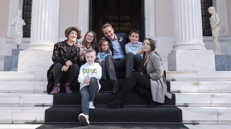 Συνάντηση Μητσοτάκη με παιδιά μικρούς ήρωες που νίκησαν τον καρκίνο