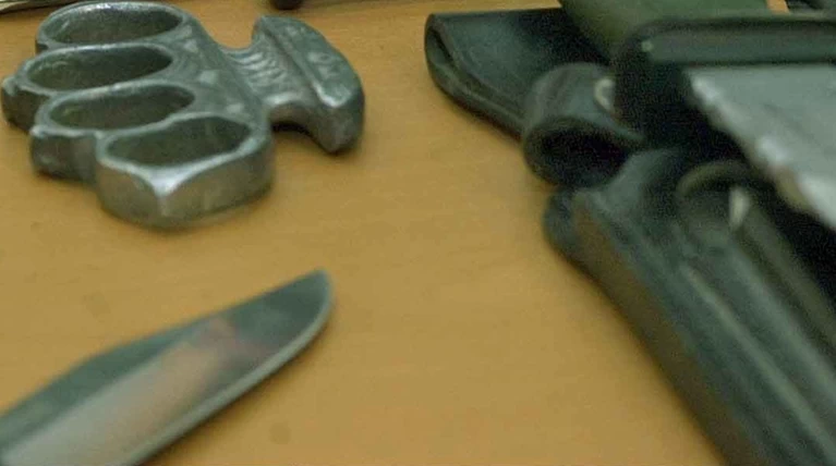 Λάρισα: Σιδερογροθιές, μαχαίρια και λεπίδα σε προαύλιο σχολείου