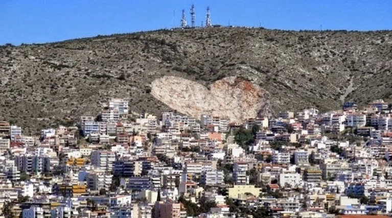 Η τεράστια καρδιά στο Χαϊδάρι και ο μύθος του φαντάρου που τη λάξευσε