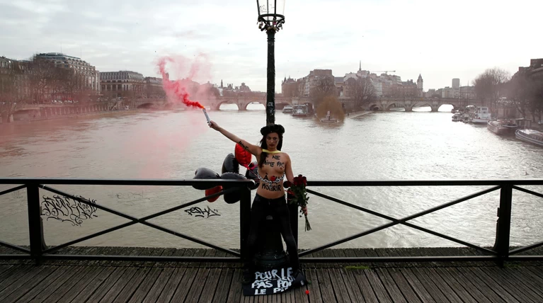 Αγ. Βαλεντίνος: Femen αλυσοδέθηκαν στο Παρίσι για τις γυναικοκτονίες