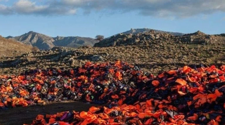 Λέσβος: Έβαλαν σωσίβια και βάρκες στο χώρο που θα επιταχθεί