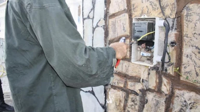 56χρονη έβγαλε όπλο όταν υπάλληλοι ΔΕΔΔΗΕ πήγαν για έλεγχο ρευματοκλοπής