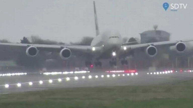 Απίστευτη προσγείωση του Airbus A380 με την καταιγίδα Ντένις