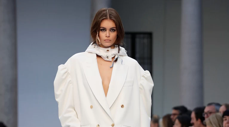 ΠΑΡ Εβδομάδα μόδας - Μιλάνο: Η Κάια Γκέρμπερ «έβαλε φωτιά» στην πασαρέλα