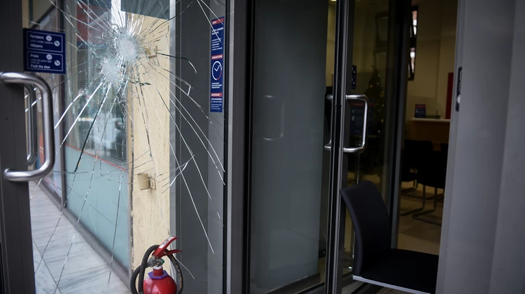 Τράπεζα Επίθεση Σπασμένο Τζάμι