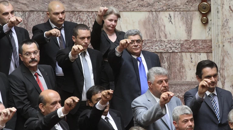 Μελανοχίτωνες στις Εκκλησίες: Πως η Χρυσή Αυγή διείσδυσε στην Εκκλησία