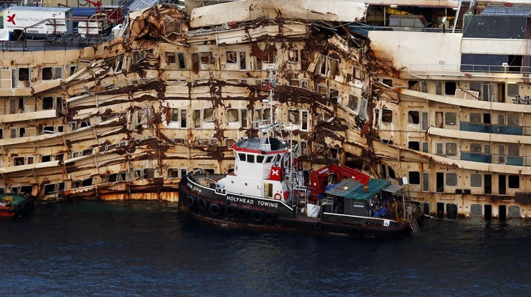 Ο καπετάνιος του Costa Concordia ξανά στο μοιραίο πλοίο