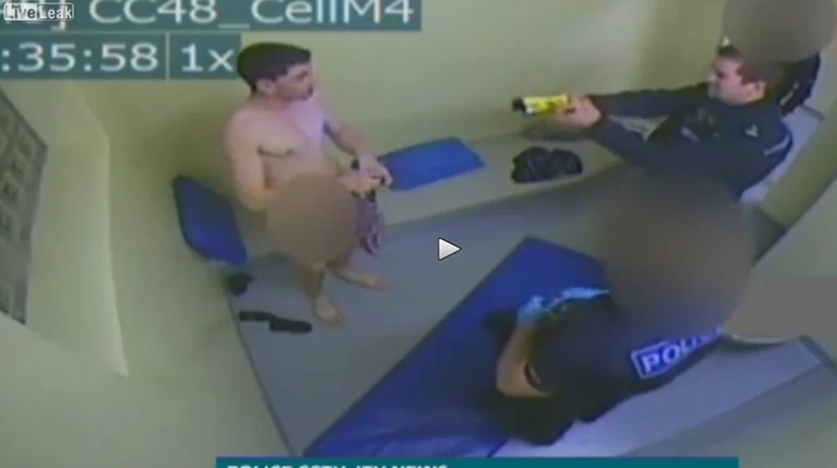Αστυνομικός πυροβολεί γυμνό κρατούμενο