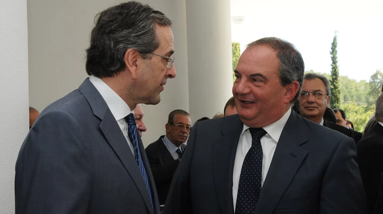 Κοινή εμφάνιση με το βλέμμα στην κάλπη